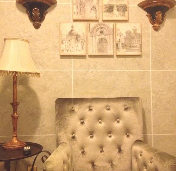 اتاق عادی, The Villa Toscana