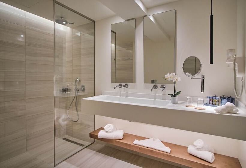 جناح جونيور مزوَّد بحمام سباحة, Utopia Blu