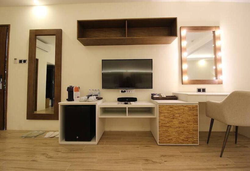 주니어 스위트, Ambassador In Paradise