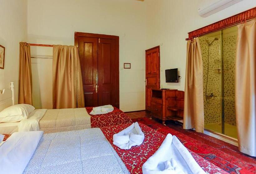 Camera Tripla Standard, Atelya Art