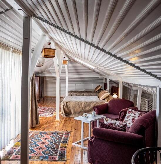 Camera Tripla Classica, Atelya Art