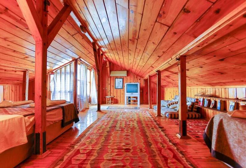 Camera Tripla Economy, Atelya Art