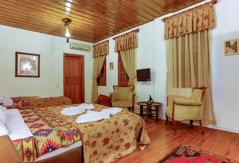 Camera Tripla Standard, Atelya Art