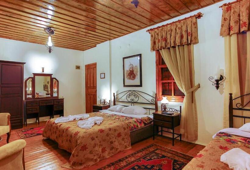 Camera Tripla Standard, Atelya Art