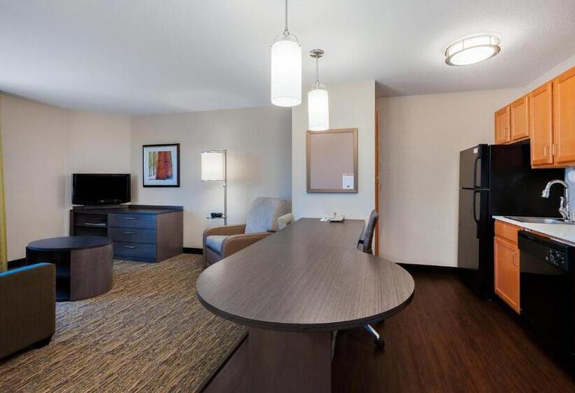 جناح, Candlewood Suites Medford, An Ihg