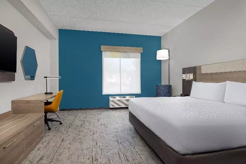 身障者適用キングサイズベッドルーム, Holiday Inn Express Hotel & Suites Greensboro   Airport Area, An Ihg