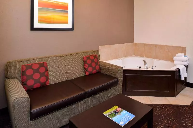 キングサイズベッドのスイートルーム, Holiday Inn Express Hotel & Suites Lancaster Lititz, An Ihg