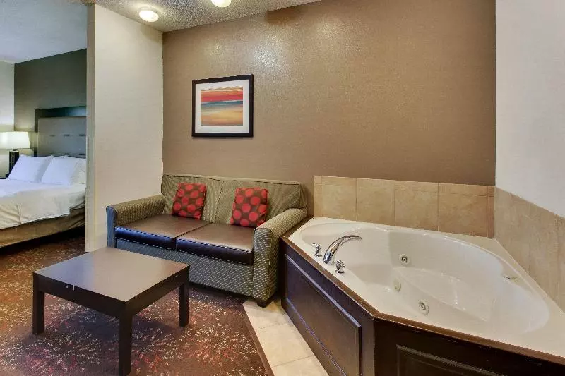 キングサイズベッドのスイートルーム, Holiday Inn Express Hotel & Suites Lancaster Lititz, An Ihg