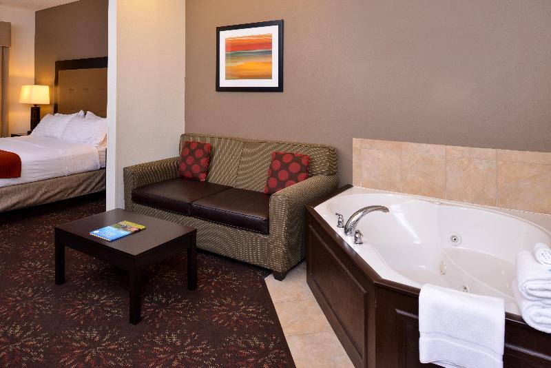 带大床的套房, Holiday Inn Express Hotel & Suites Lancaster Lititz, An Ihg