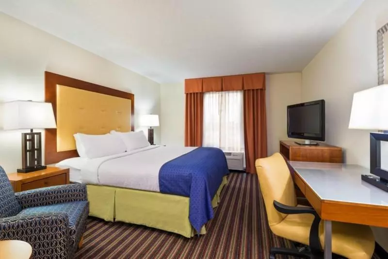 キングサイズベッドのスタンダードルーム, Delta Hotels By Marriott Colonial Heights