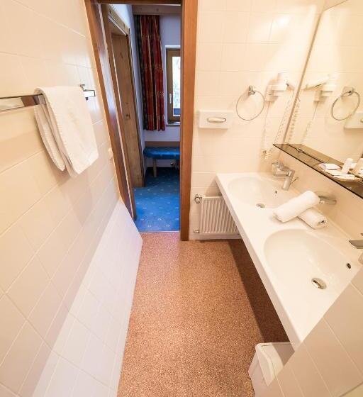 جناح جونيور, Karl Schranz