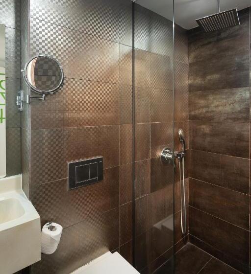 اتاق استاندارد چهار تخته, A Hotel Dickson