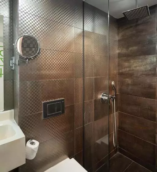 اتاق استاندارد چهار تخته, A Hotel Dickson