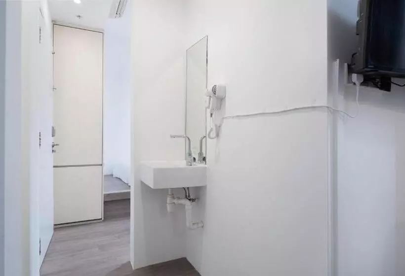 اتاق استاندارد چهار تخته, A Hotel Dickson