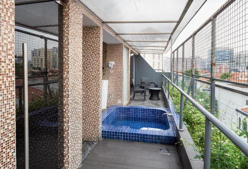 سوییت جونیور, A Hotel Dickson