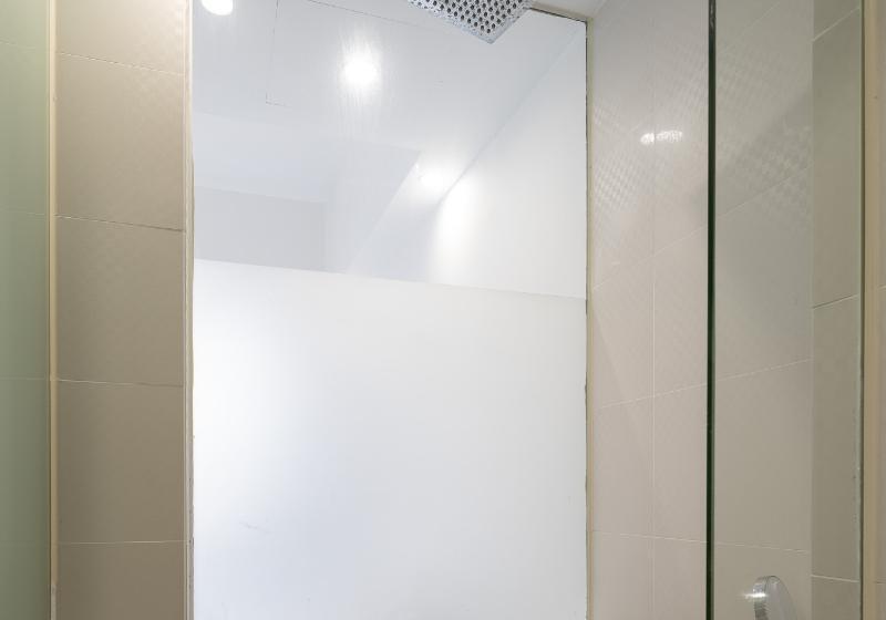 اتاق خانوادگی, A Hotel Dickson