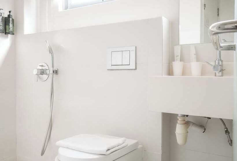 اتاق خانوادگی, A Hotel Dickson