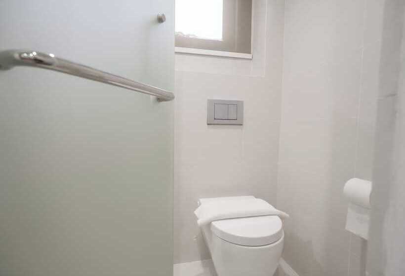 اتاق خانوادگی, A Hotel Dickson