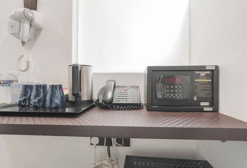 اتاق خانوادگی, A Hotel Dickson