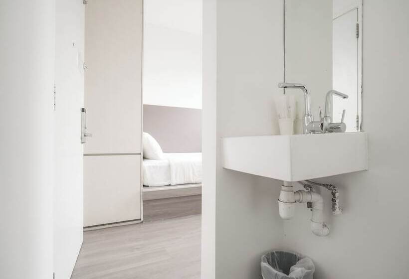 اتاق استاندارد چهار تخته, A Hotel Dickson