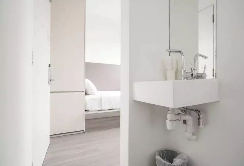 اتاق استاندارد چهار تخته, A Hotel Dickson