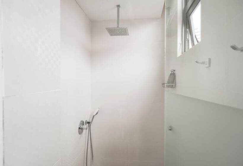 اتاق استاندارد چهار تخته, A Hotel Dickson