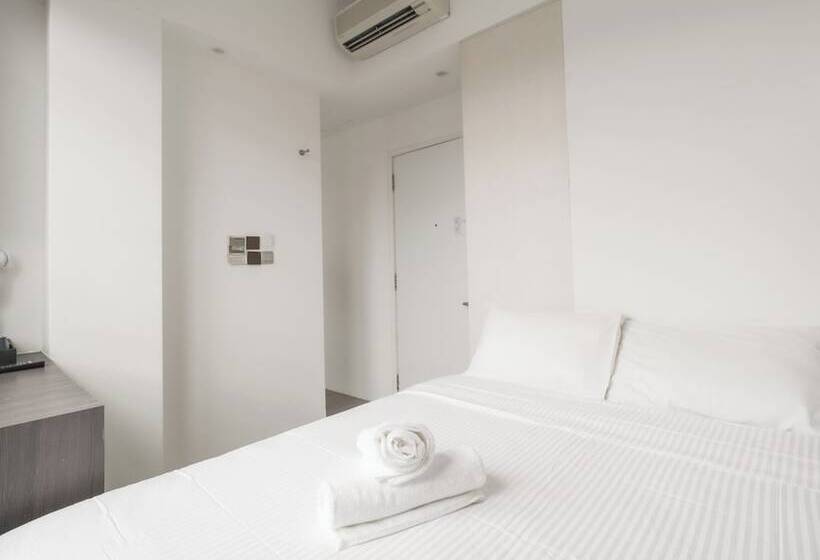 اتاق استاندارد چهار تخته, A Hotel Dickson