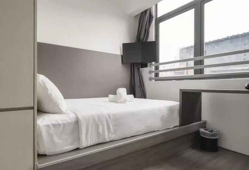 اتاق استاندارد چهار تخته, A Hotel Dickson