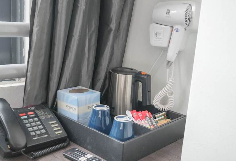 اتاق استاندارد چهار تخته, A Hotel Dickson