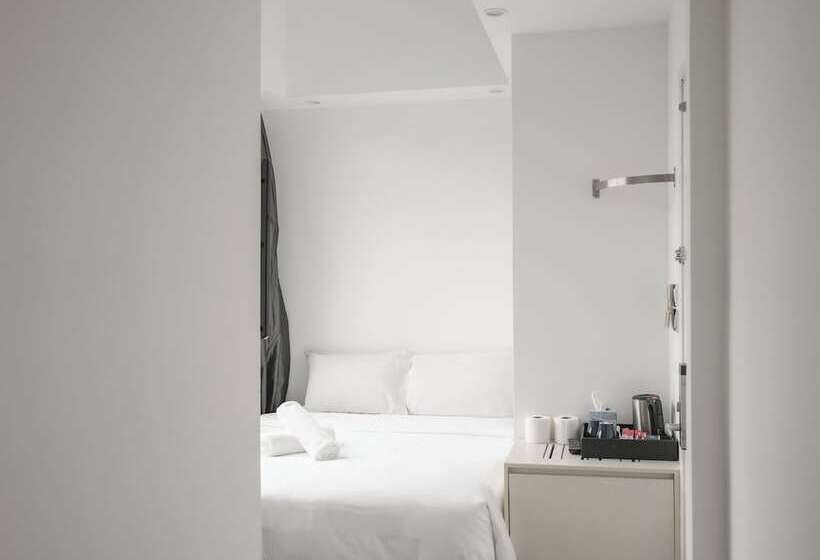 اتاق استاندارد چهار تخته, A Hotel Dickson