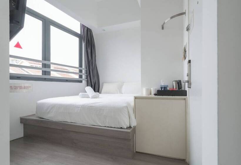 اتاق استاندارد چهار تخته, A Hotel Dickson