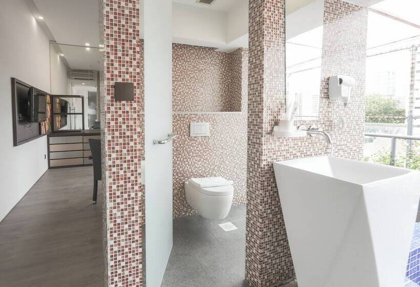 سوییت جونیور, A Hotel Dickson