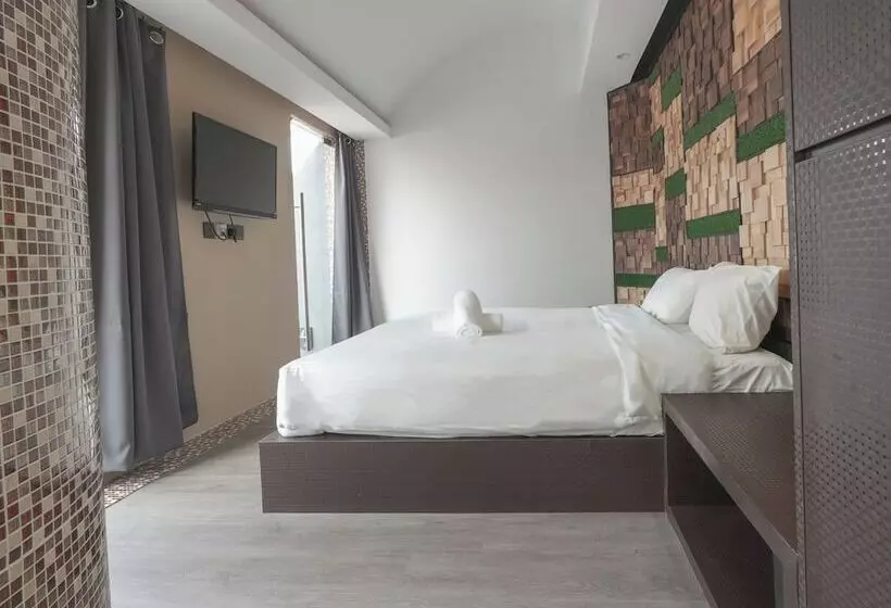 سوییت جونیور, A Hotel Dickson