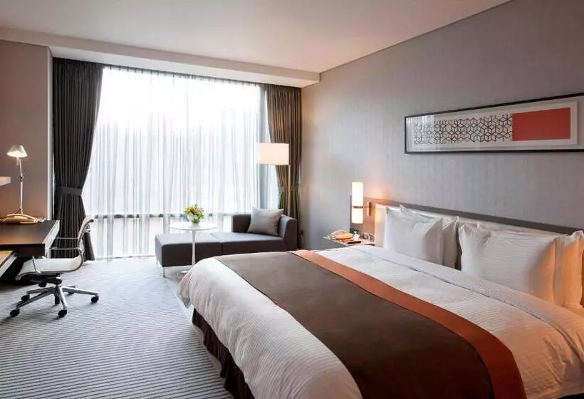 キングサイズベッドのデラックスルーム, Ramada Plaza By Wyndham Suwon