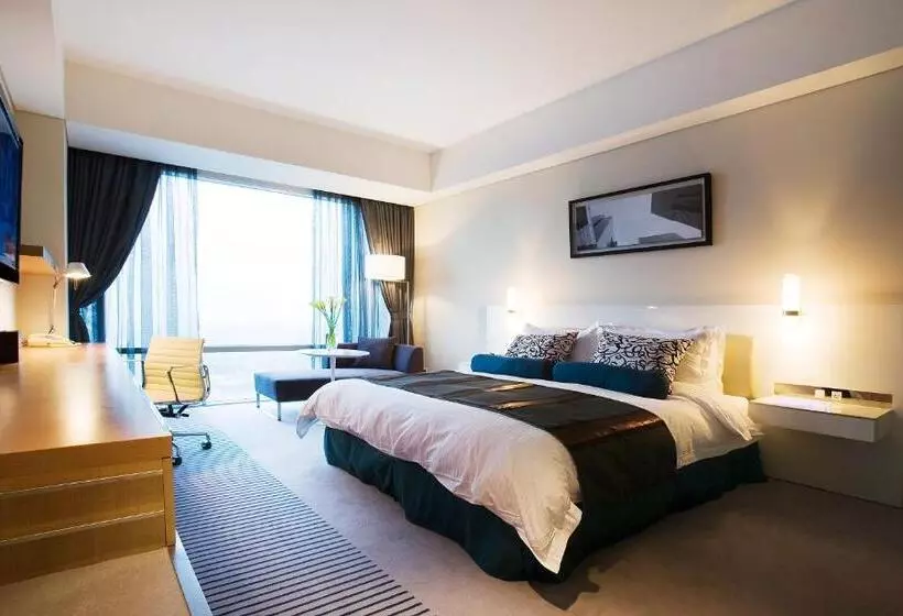 キングサイズベッドのデラックスルーム, Ramada Plaza By Wyndham Suwon