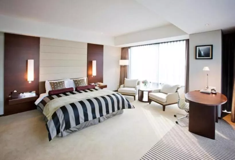 キングサイズベッドのエクゼクティブルーム, Ramada Plaza By Wyndham Suwon