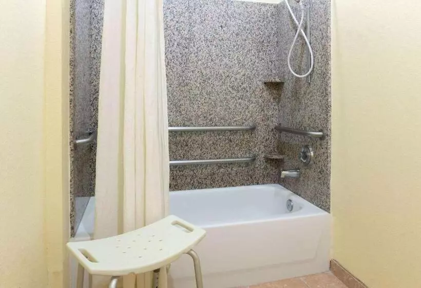 Standard-invahuone, Super 8 By Wyndham Stafford Sugarland Area