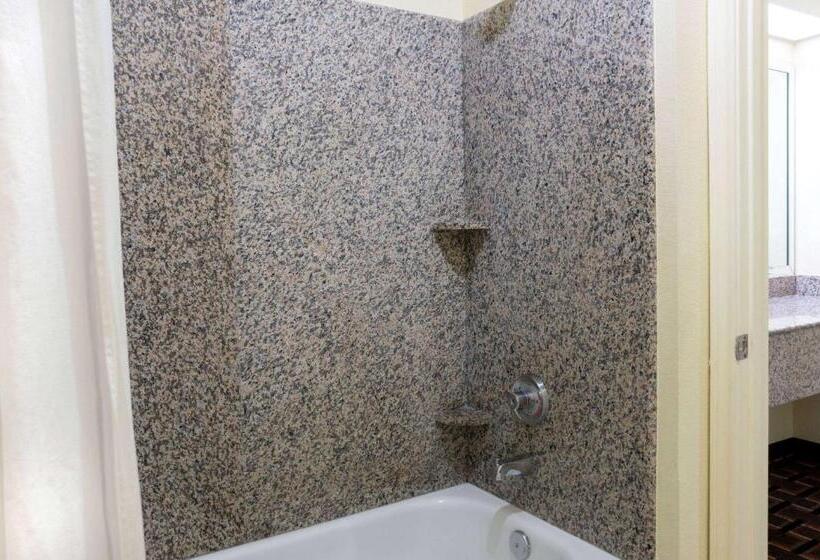 جناح ديلوكس سرير كينج, Super 8 By Wyndham Stafford Sugarland Area