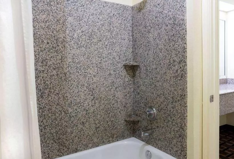 Standard-studio, Super 8 By Wyndham Stafford Sugarland Area