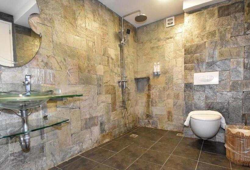 패밀리 스위트, Ambassador In Paradise