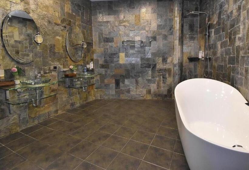 패밀리 스위트, Ambassador In Paradise