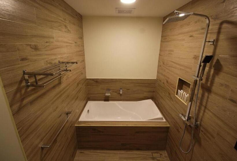 주니어 스위트, Ambassador In Paradise