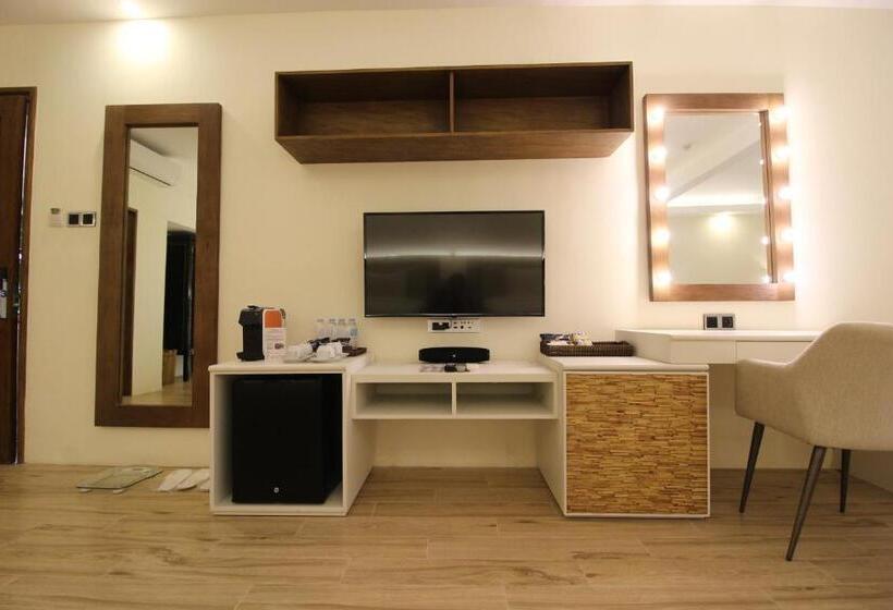 주니어 스위트, Ambassador In Paradise