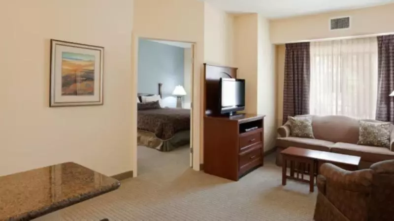 キングサイズベッドのスイートルーム, Staybridge Suites Lafayette Airport, An Ihg