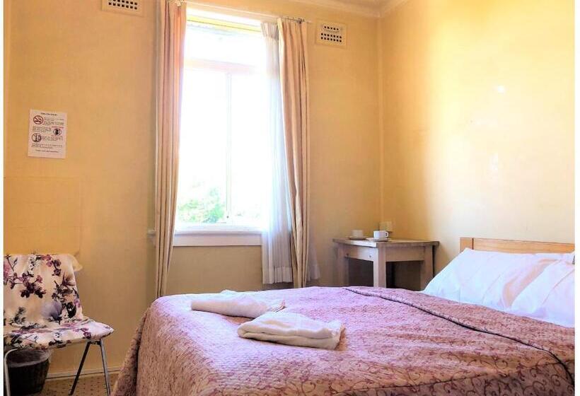 חדר מוזל מקלחת משותפת, The Clarendon Motel Katoomba