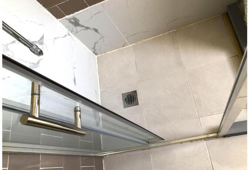 חדר מוזל מקלחת משותפת, The Clarendon Motel Katoomba