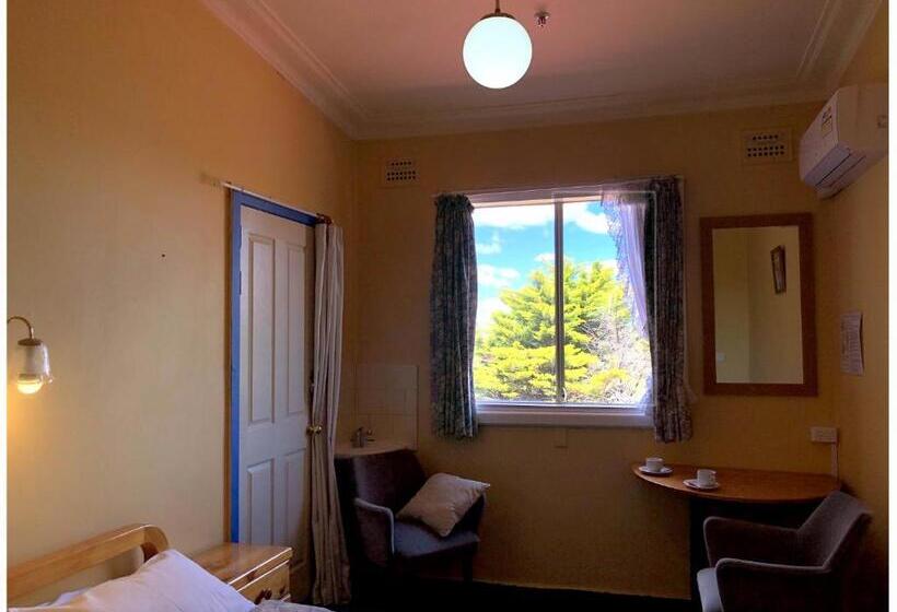 חדר סטנדרטי לארבעה עם חדר אמבטיה משותף, The Clarendon Motel Katoomba