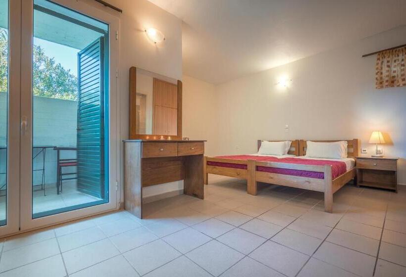 Economy Triple Room, Cactus