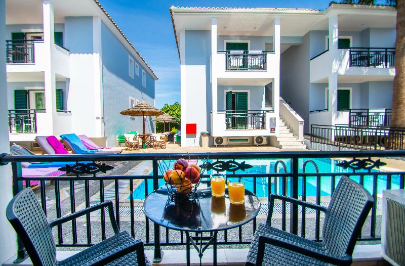 استودیو استاندارد با چشم‌انداز استخر, Cactus