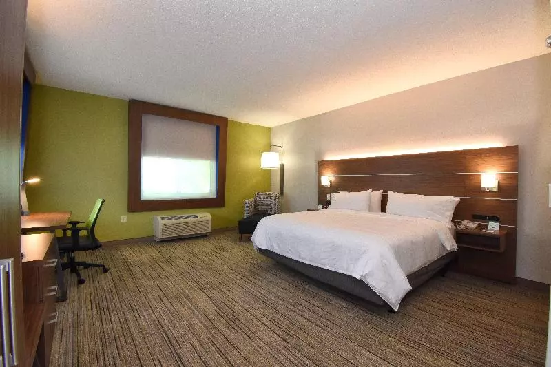 キングサイズベッドのスタンダードルーム, Holiday Inn Express & Suites Southern Pines Pinehurst Area, An Ihg